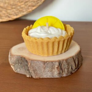 Tartelette bougie artisanale parfum citron meringué avec décoration gourmande