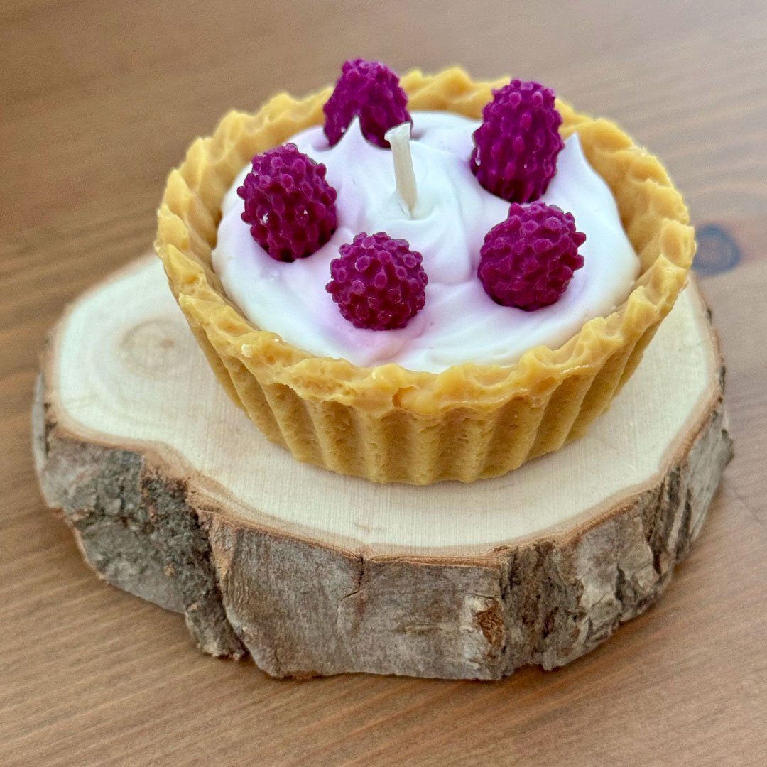 Tartelette bougie artisanale parfum mûre avec décoration gourmande