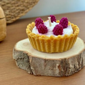 Tartelette bougie artisanale parfum mûre avec décoration gourmande